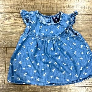 Adorable Gap chambray sleeveless shirt floral